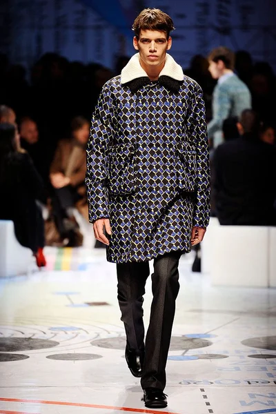 Look 18